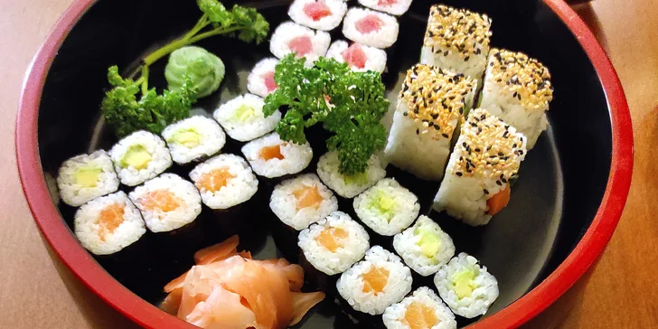 Nabité sushi sety: 24–80 kousků třeba i s polévkou, salátem nebo minizávitky