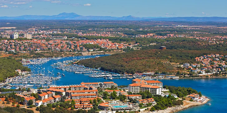 4* apartmánový resort v letovisku Pula: ubytování až pro 4 osoby, 200 m od pláže, s bazény a tobogánem, možnost snídaní