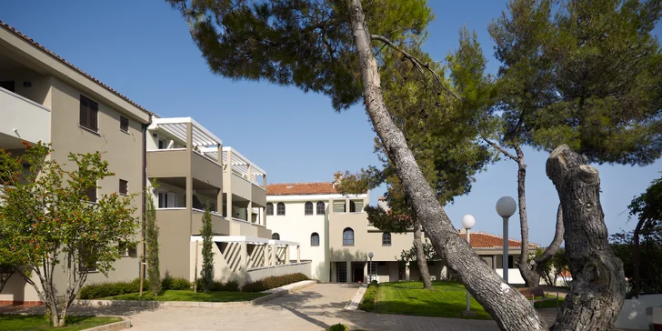4* apartmánový resort v letovisku Pula: ubytování až pro 4 osoby, 200 m od pláže, s bazény a tobogánem, možnost snídaní