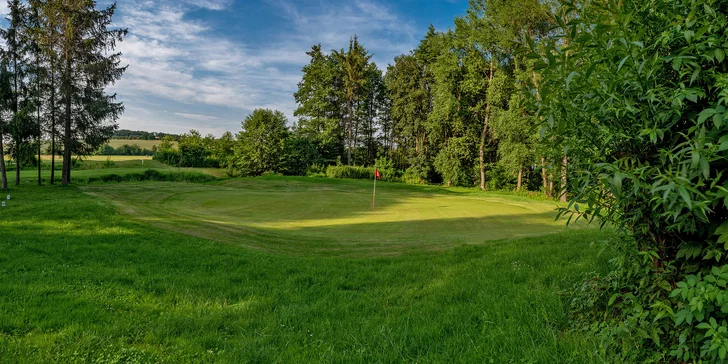 Golf na 9jamkovém hřišti: 1–10 her vč. zapůjčení vybavení pro 1 i 2 osoby