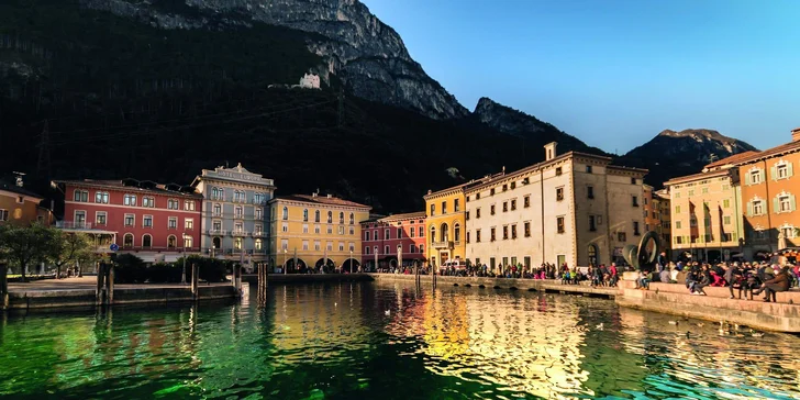 Dovolená u Lago di Garda v elegantním 4* hotelu: historické centrum, sluneční terasa, výhled na hory i na jezero