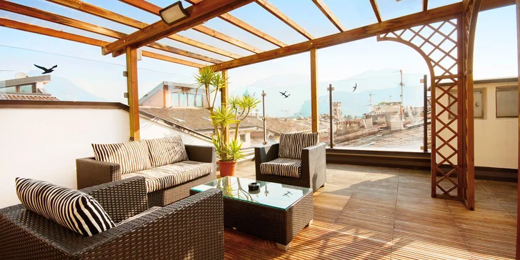 Dovolená u Lago di Garda v elegantním 4* hotelu: historické centrum, sluneční terasa, výhled na hory i na jezero