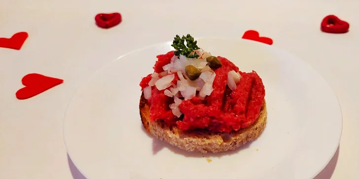 Valentýnské menu: tatarák, špíz ze dvou druhů masa, čokoládová pěna s jahodami i prosecco