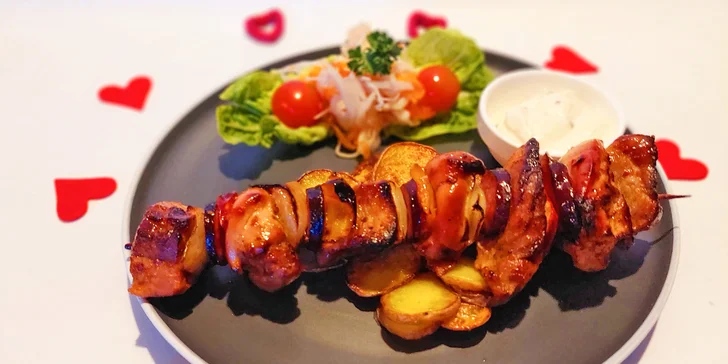 Valentýnské menu: tatarák, špíz ze dvou druhů masa, čokoládová pěna s jahodami i prosecco