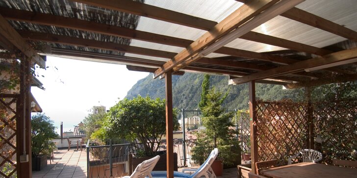Dovolená u Lago di Garda v elegantním 4* hotelu: snídaně, sluneční terasa, výhled na hory i na jezero