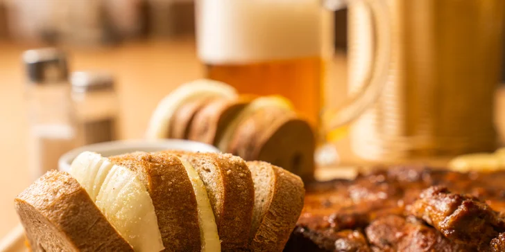 Obědová nálož: půl kila krkovice, zelenina, omáčky a chleba pro 2 osoby