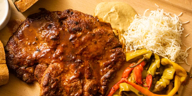 Obědová nálož: půl kila krkovice, zelenina, omáčky a chleba pro 2 osoby