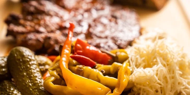 Obědová nálož: půl kila krkovice, zelenina, omáčky a chleba pro 2 osoby