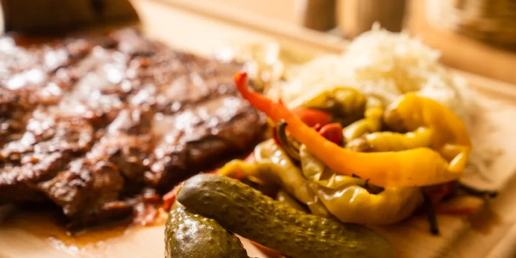 Obědová nálož: půl kila krkovice, zelenina, omáčky a chleba pro 2 osoby
