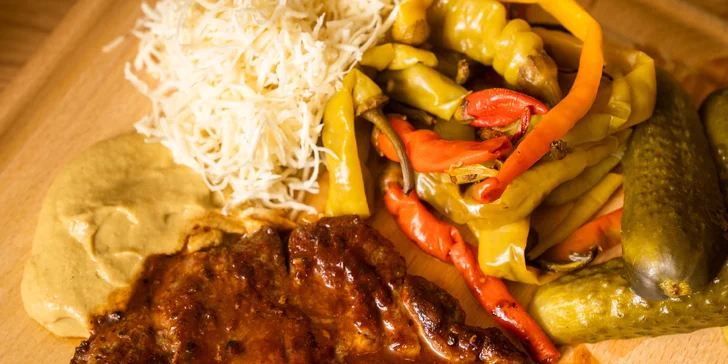 Obědová nálož: půl kila krkovice, zelenina, omáčky a chleba pro 2 osoby