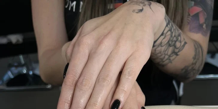 Star Nails: manikúra s Shellacem či mokrá pedikúra s gel lakem