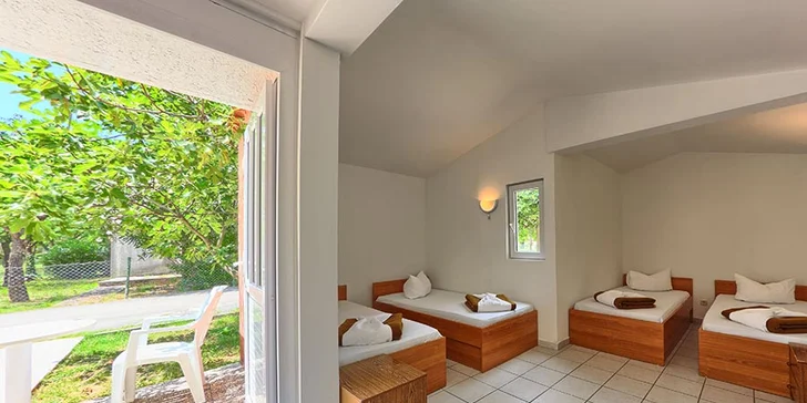 All inclusive pobyt u Splitu: pokoje či bungalovy pro pár i rodinu 150 metrů od pláže