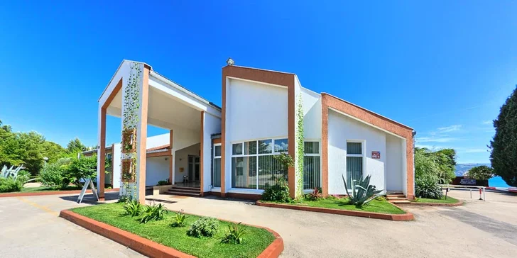 All inclusive pobyt u Splitu: pokoje či bungalovy pro pár i rodinu 150 metrů od pláže