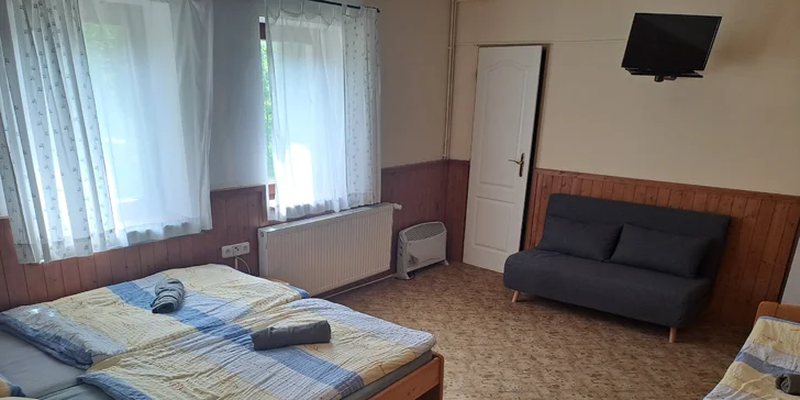 V nabídce jsou pokoje pro dvě až šest osob – vždy je tu manželská postel, případně další lůžka nebo i rozkládací gauč (dle volby pokoje). 