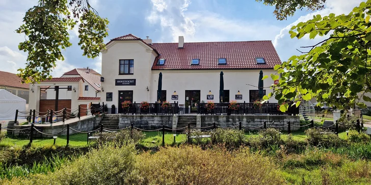 Posedět můžete v příjemném prostoru restaurace, kterému dominuje krb, nebo na slunné terase u potoka. 