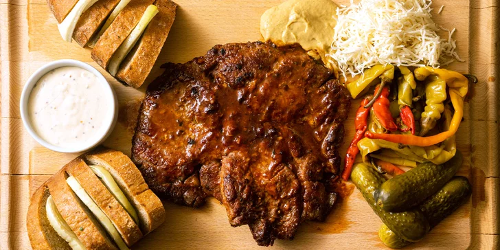 Obědová nálož: půl kila krkovice, zelenina, omáčky a chleba pro 2 osoby