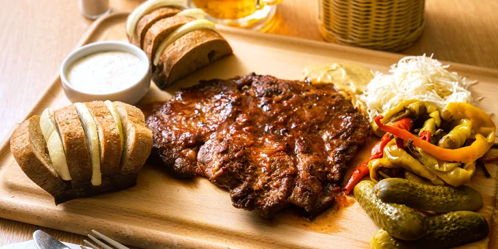 Obědová nálož: půl kila krkovice, zelenina, omáčky a chleba pro 2 osoby