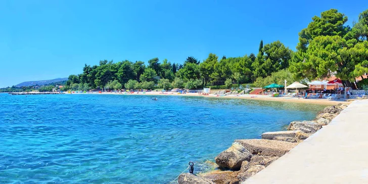 All inclusive pobyt u Splitu: pokoje či bungalovy pro pár i rodinu 150 metrů od pláže
