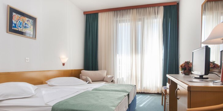 Dovolená na Makarské: hotel 50 m od pláže, polopenze, pokoje s výhledem na moře nebo hory