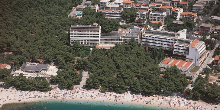 Dovolená na Makarské: hotel 50 m od pláže, polopenze, pokoje s výhledem na moře nebo hory