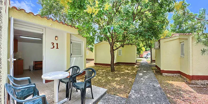 All inclusive pobyt u Splitu: pokoje či bungalovy pro pár i rodinu 150 metrů od pláže