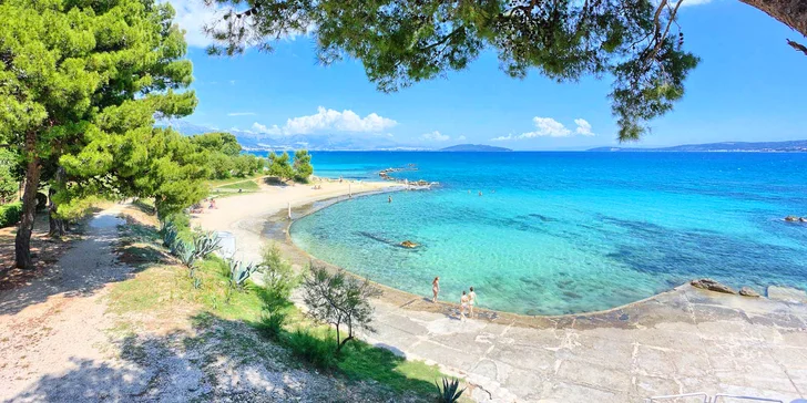 All inclusive pobyt u Splitu: pokoje či bungalovy pro pár i rodinu 150 metrů od pláže