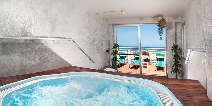 Pobyt poblíž Rimini: polopenze, hotel hned u pláže, střešní bazén s vířivkou a lehátky