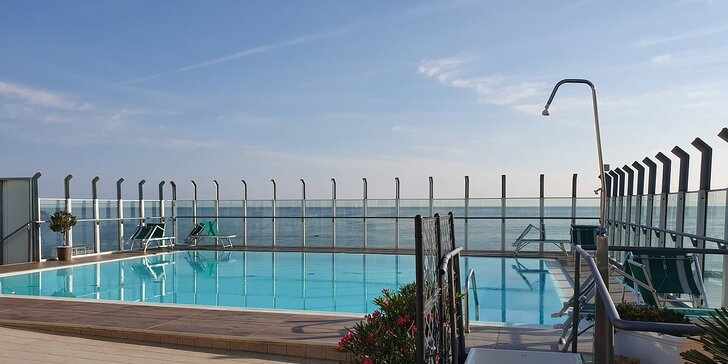 Pobyt poblíž Rimini: polopenze, hotel hned u pláže, střešní bazén s vířivkou a lehátky
