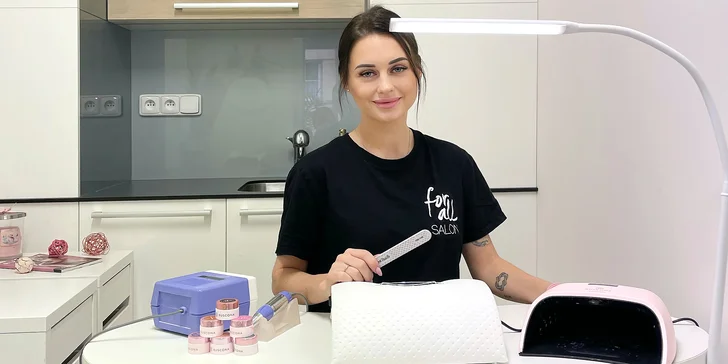 Krásné nehty v luxusním salonu na Žižkově: gel lak, gelová modeláž i masáž rukou a olejíček