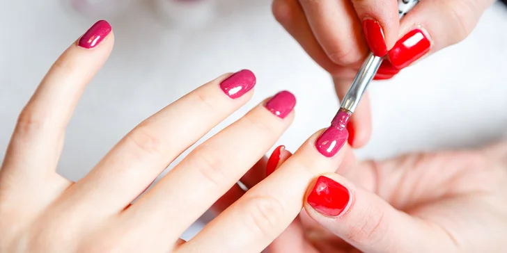 Krásné nehty v luxusním salonu na Žižkově: gel lak, gelová modeláž i masáž rukou a olejíček