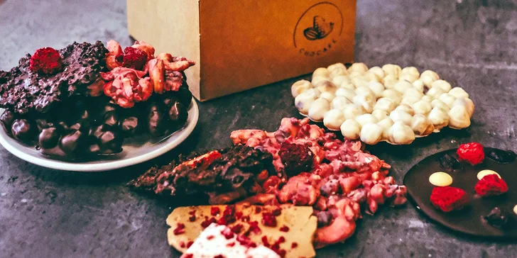 Ručně vyrobená lámaná belgická čokoláda v papírové krabičce z Chocafé
