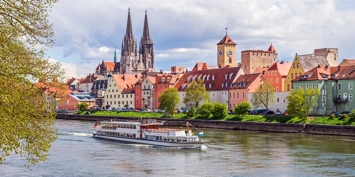 Jednodenní výlet přímým vlakem do bavorského Regensburgu: plavba po Dunaji, procházka historickým centrem