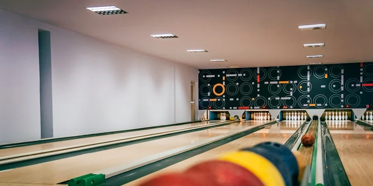 Zábava a pochutnání k tomu: Bowling a prkno s řízečky či křidélky nebo steak s hranolky