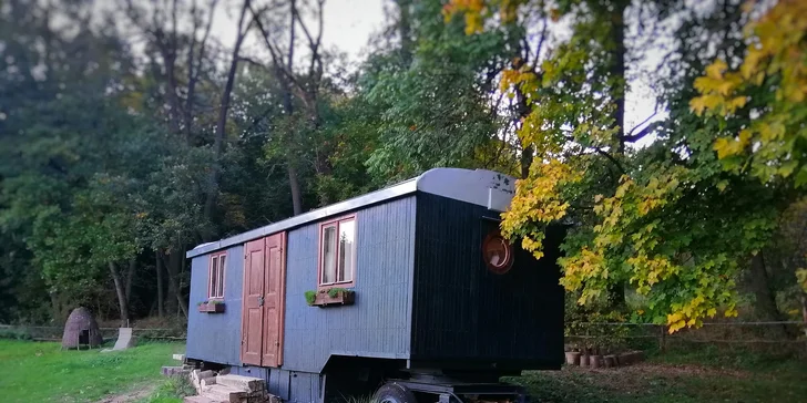 Pod hvězdnou oblohou: odpočinkový pobyt ve vybavené maringotce