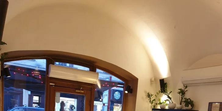 Ručně vyrobená lámaná belgická čokoláda v papírové krabičce z Chocafé