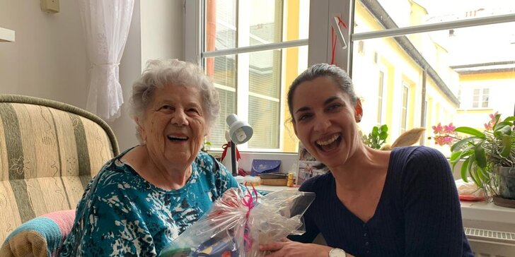 Pozvěte babičky a dědy ven: příspěvek na kávu, dortík, drobný dárek a posezení s dobrovolníkem