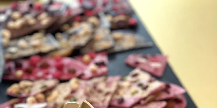 Ručně vyrobená lámaná belgická čokoláda v papírové krabičce z Chocafé