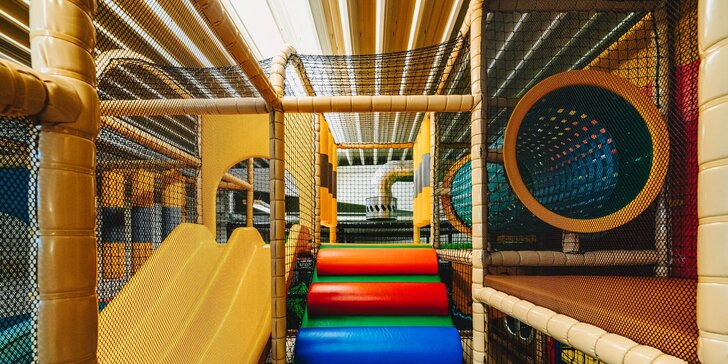 Městečko v Jump aréně Tábor: vstup do patrového labyrintu pro nejmenší děti