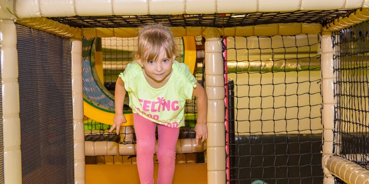 Městečko v Jump aréně Tábor: vstup do patrového labyrintu pro nejmenší děti
