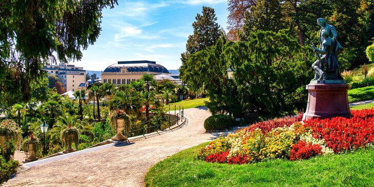 Zámek i rozkvetlé zahrady Laxenburg a návštěva Slavnosti růží v Badenu