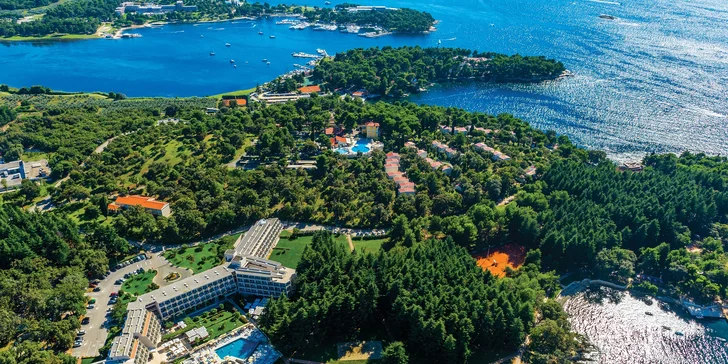 4* apartmány v istrijské Poreči: dovolená pro páry i rodiny, bazén, oblázková pláž, děti do 18 let zdarma