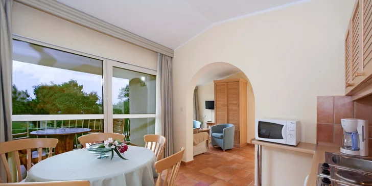 4* apartmány v istrijské Poreči: dovolená pro páry i rodiny, bazén, oblázková pláž, děti do 18 let zdarma