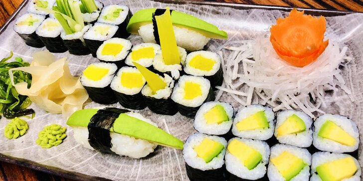 Sety 26–68 rolek sushi: s okurkou, avokádem, krevetami či lososem