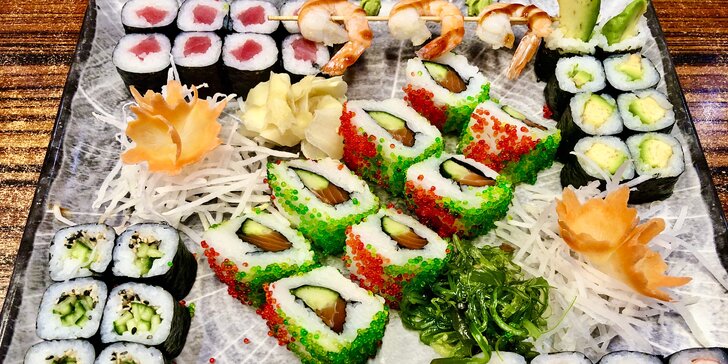 Sety 26–68 rolek sushi: s okurkou, avokádem, krevetami či lososem