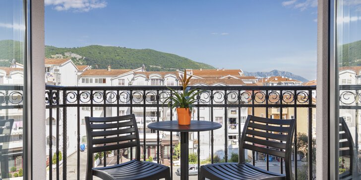 Dovolená v Černé Hoře: elegantní hotel v Budvě s venkovním bazénem a snídaní, dítě zdarma