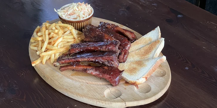 500–1000 g vepřových žeber zapečených s medovou BBQ omáčkou, hranolky a Coleslaw