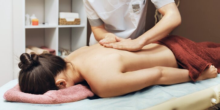 Regenerační, relaxační nebo olejová masáž a vstup do wellness se saunami a vířivkou pro 1 osobu