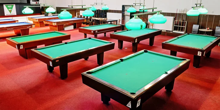 Hovězí cheeseburger s hranolky pro 1 nebo 2 ve vyhlášené restauraci Sborovna: k dispozici billiard a karambol