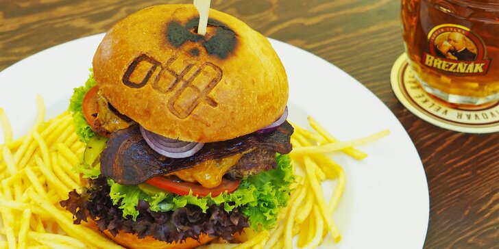 Hovězí cheeseburger s hranolky pro 1 nebo 2 ve vyhlášené restauraci Sborovna: k dispozici billiard a karambol