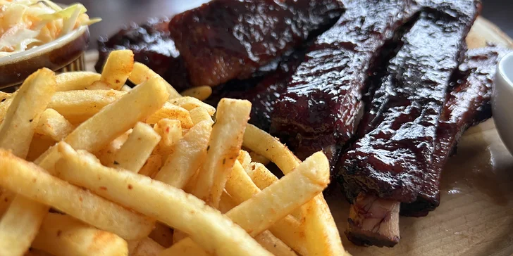 500–1000 g vepřových žeber zapečených s medovou BBQ omáčkou, hranolky a Coleslaw